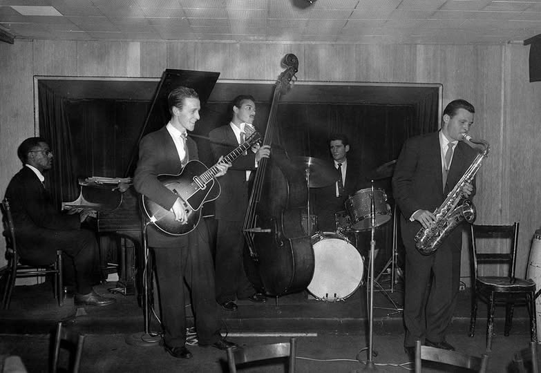 When did jazz guitarists start standing up?-661455133_10242058314451839_5557809469244332902_n-jpg