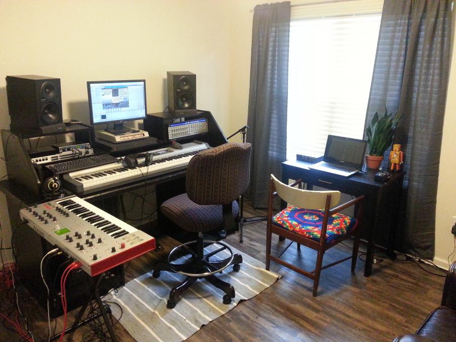 Feeling cramped: need table  for home studio-da34784c-8195-48e3-8288-2981ad802d3d-jpg