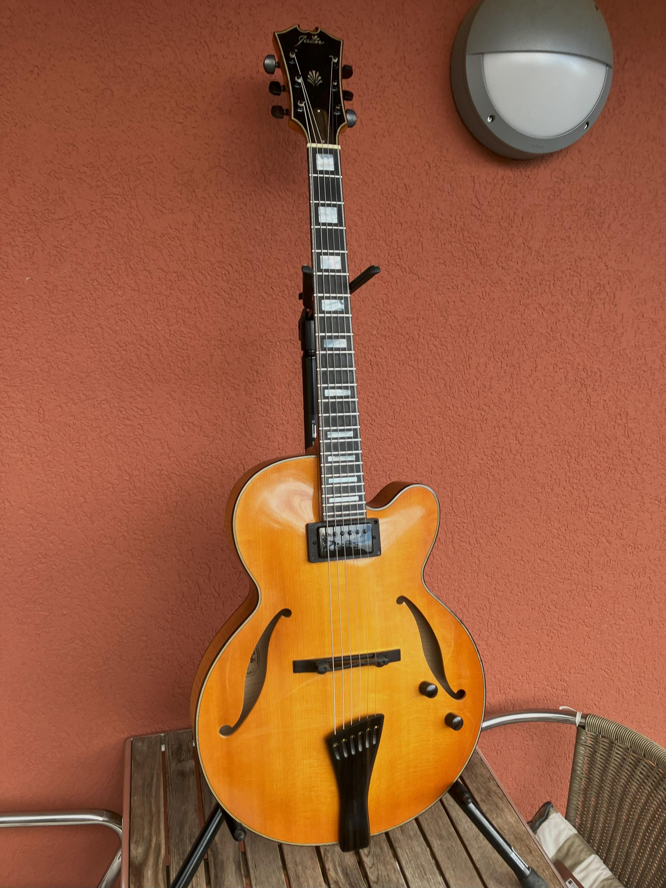 Jaén Jamaica 15'' Archtop Solid Wood 2016-02-jpg