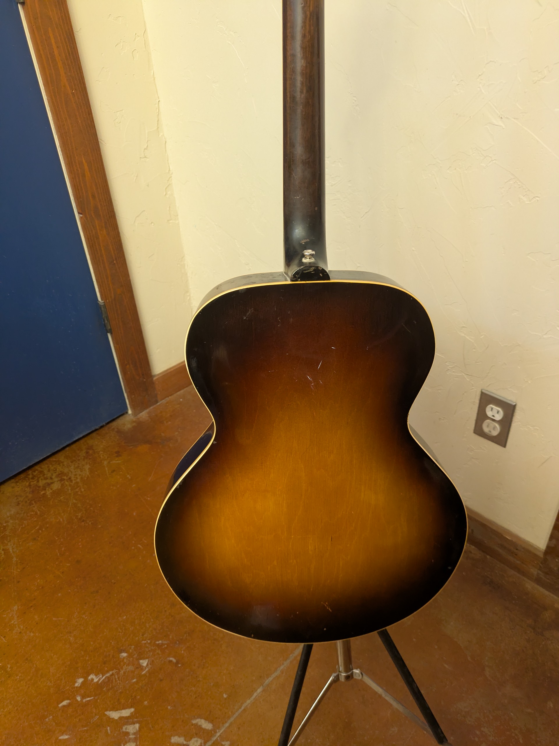 1949 Gibson L-4 archtop. Players grade-pxl_20251111_232207560-mp-jpg