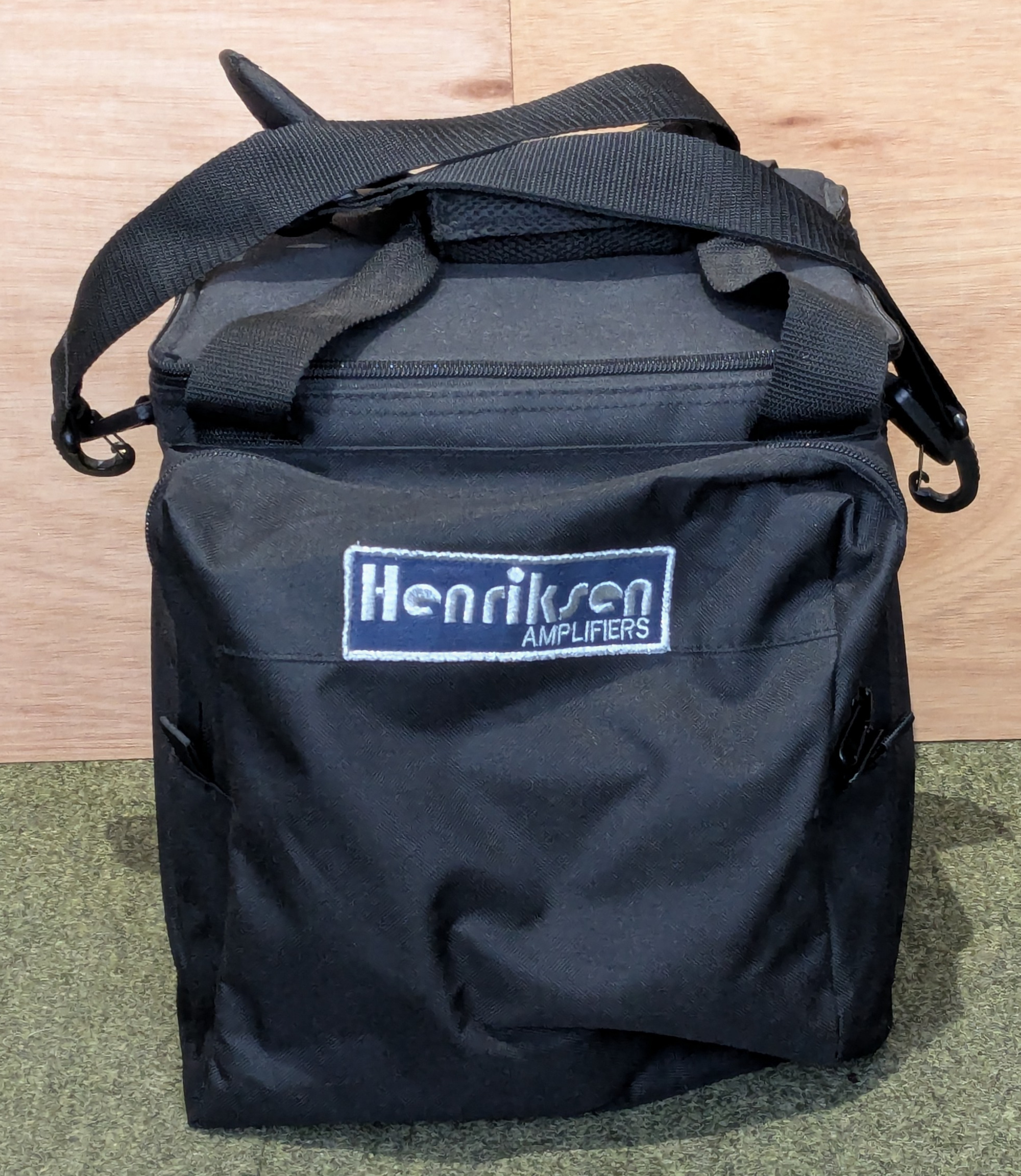 Henriksen Blu (UK)-d-bag-jpg